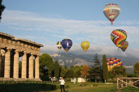 Vol en ballon au-dessus des temples de Paestum pour se détendre avant ou après un travail intelligent en vacances.
