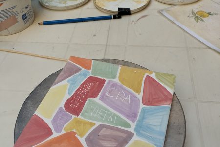 Esquisse en perspective d'une architecture en plein air et transposition sur céramique à Cava de' Tirreni