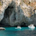Visite de Capri en bateau avec arrêt baignade depuis Marina Grande (juin à septembre).