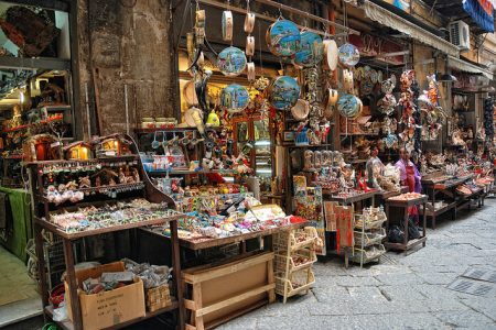 Walking tour a Napoli: Piazza Bellini, San Gregorio Armeno e Spaccanapoli