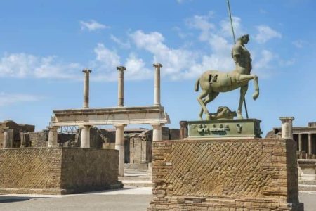 Walking tour among the beauty of Naples and Pompeii with transfer from Naples