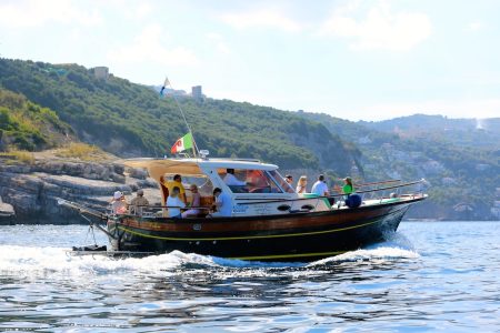 Giornata in barca tra la Costa Sorrentina, Positano e la Baia di Ieranto con partenza da Sorrento