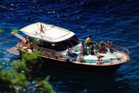 Gita in barca tra la penisola sorrentina e la grotta azzurra di Capri con partenza da Sorrento (da marzo a novembre)