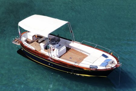 Excursion en bateau au Cap Palinuro et dans d'autres baies du Cilento avec deux arrêts baignade (avril à octobre).