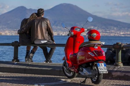 Tour panoramico in Vespa con audioguida a Napoli