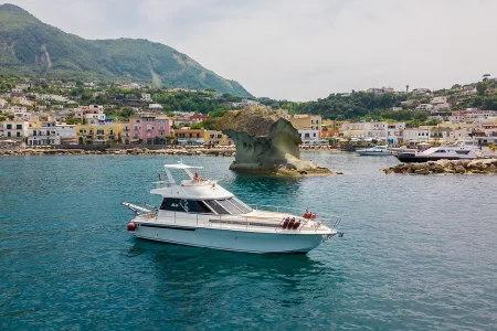Tour privato in yacht a Ischia con pranzo o aperitivo a bordo e partenza da Forio (da marzo a novembre)
