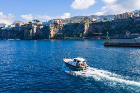 Escursione in barca in Costiera Sorrentina con partenza da Sorrento (da maggio a settembre)
