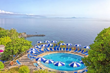 Expérience de bien-être au Parco Castiglione Resort and Spa à Ischia avec billet de bateau, transfert et billet d'entrée.