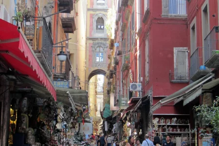 Une promenade dans le centre de Naples pour s'offrir un moment de détente du travail en vacances.