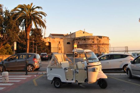 Tour del centro storico di Taranto a bordo di un Ape Calessino