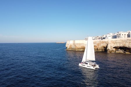 Tour di gruppo in catamarano con aperitivo in partenza da Polignano a Mare