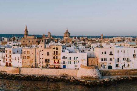 Tour a piedi a Monopoli: un viaggio tra cultura e degustazione di vini