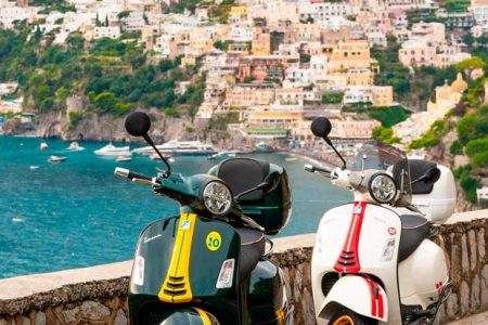 Tour in Vespa in Costiera Amalfitana tra bellezze e storia con partenza da Napoli