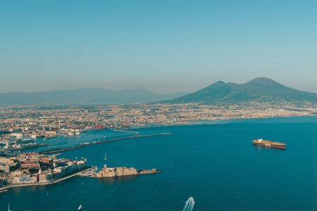 Naviga lungo la Costa di Napoli: tour guidato in Barca di 40 Minuti o 3 Ore