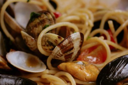 Tour in barca condiviso di 3 ore lungo la costa di Napoli con spaghettata a bordo