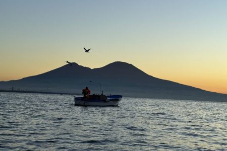 Tour in barca condiviso all’alba o al tramonto lungo la Costa di Napoli