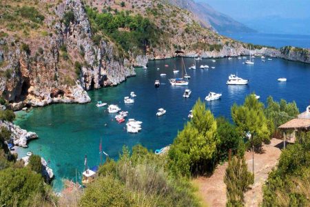 Escursione guidata in barca: costa, grotte e spiaggia del Pozzallo