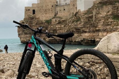 Tour in bici a Polignano a Mare: alla scoperta della costa e del Mar Adriatico