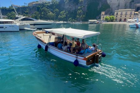 Escursione condivisa in barca in Costiera Sorrentina in partenza da Sorrento