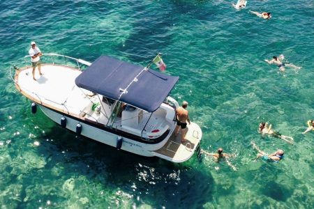 Excursion en bateau privé sur l'île de Procida avec arrêts baignade et option Ischia
