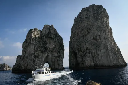 Tour in barca a Capri con giro panoramico via mare in partenza da Napoli