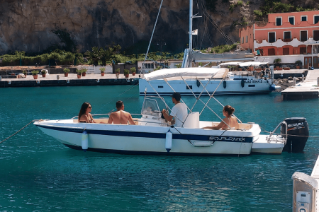 Giornata in barca a Capri in partenza da Torre Annunziata con soste bagno
